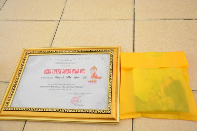 Giving Commendation Paper to those who made Lumbini Garden at Home